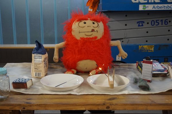Brandschutzerziehung mit dem Feuerwusel-Maskottchen