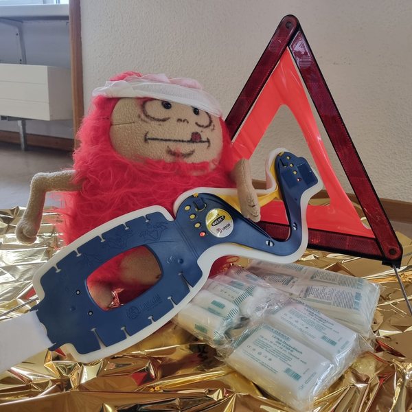Erste-Hilfe-Übung mit Maskottchen